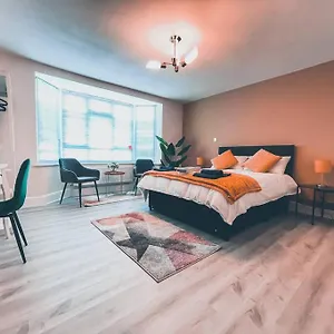 Modern 3 Ground Floor Parking And Garden Apartment Bournemouth