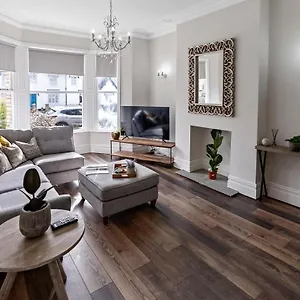 Newly Refurbed, With Free Parking And Hot Tub Apartment Lytham St Annes