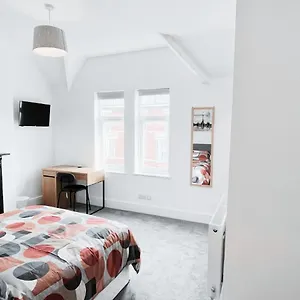 Large In Modern House Near Apartment Nottingham