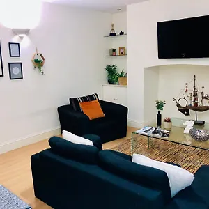Contemporary Large In An Ideal Location Apartment Bath