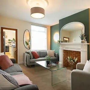 Stylish 4 Bed In W/parking Holiday home Nottingham